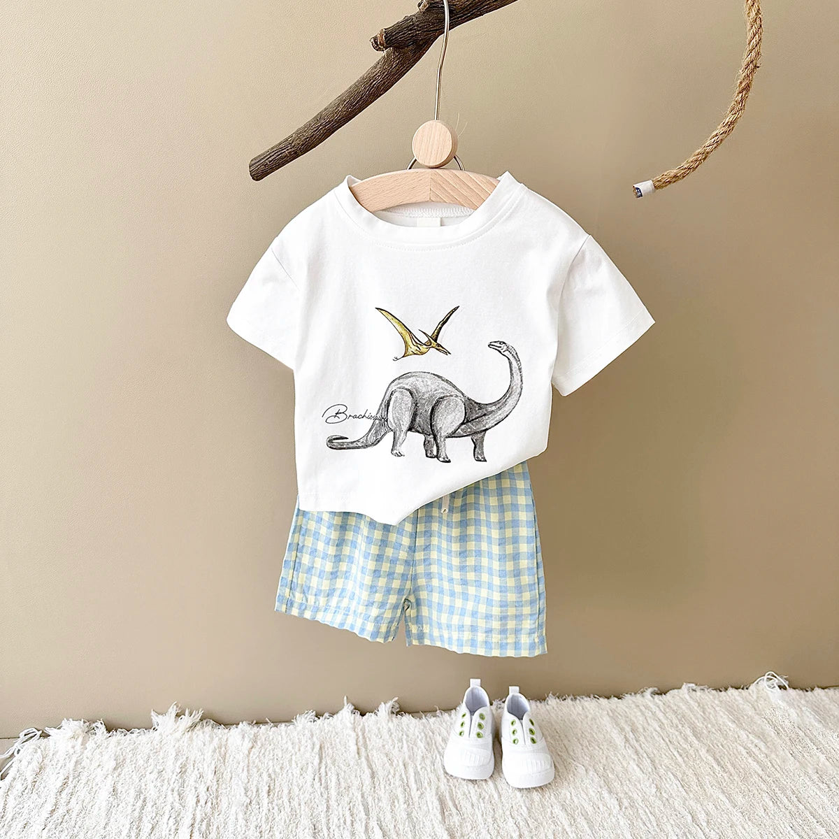 Conjunto Bebê Dinossauro | Camiseta + Shorts Xadrez Unissex 6M-3 Anos