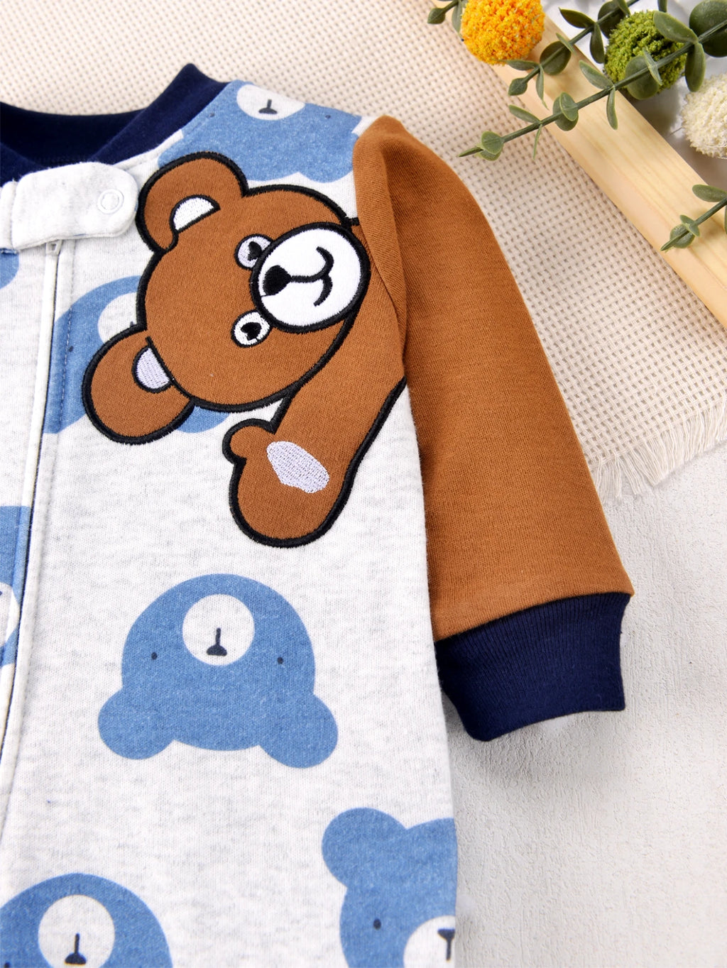 Macacão com Pé Bebê Menino Teddy Bear | Bordado Urso Azul Zíper Bloco de Cores 3–9 Meses