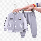 Conjunto Esportivo Infantil Teddy Bear | Casaco Baseball + Calça 2 Peças 12M–4 Anos