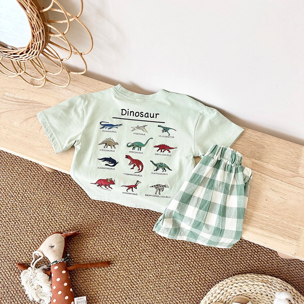 Conjunto Verão Bebê Dinossauro | Camiseta Estampada + Shorts Xadrez 6M-3 Anos