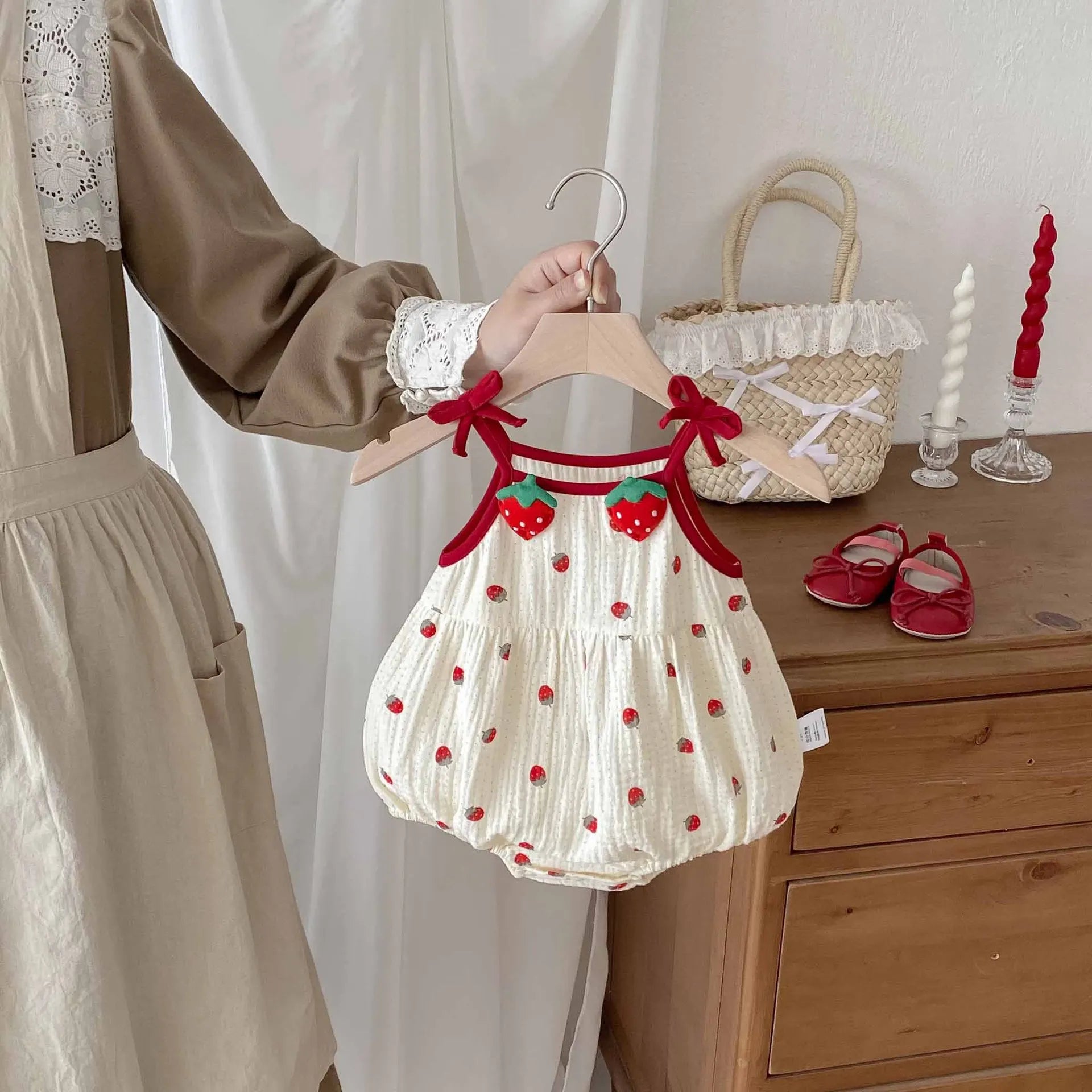 Body Bebê Sem Manga Estampa Morango | Meninas 6–24 Meses
