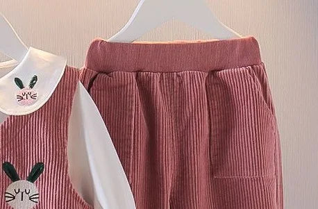 Conjunto 3 Peças Infantil Veludo Cotelê Coelhinho | Colete + Blusa + Calça Meninas 12M–5 Anos
