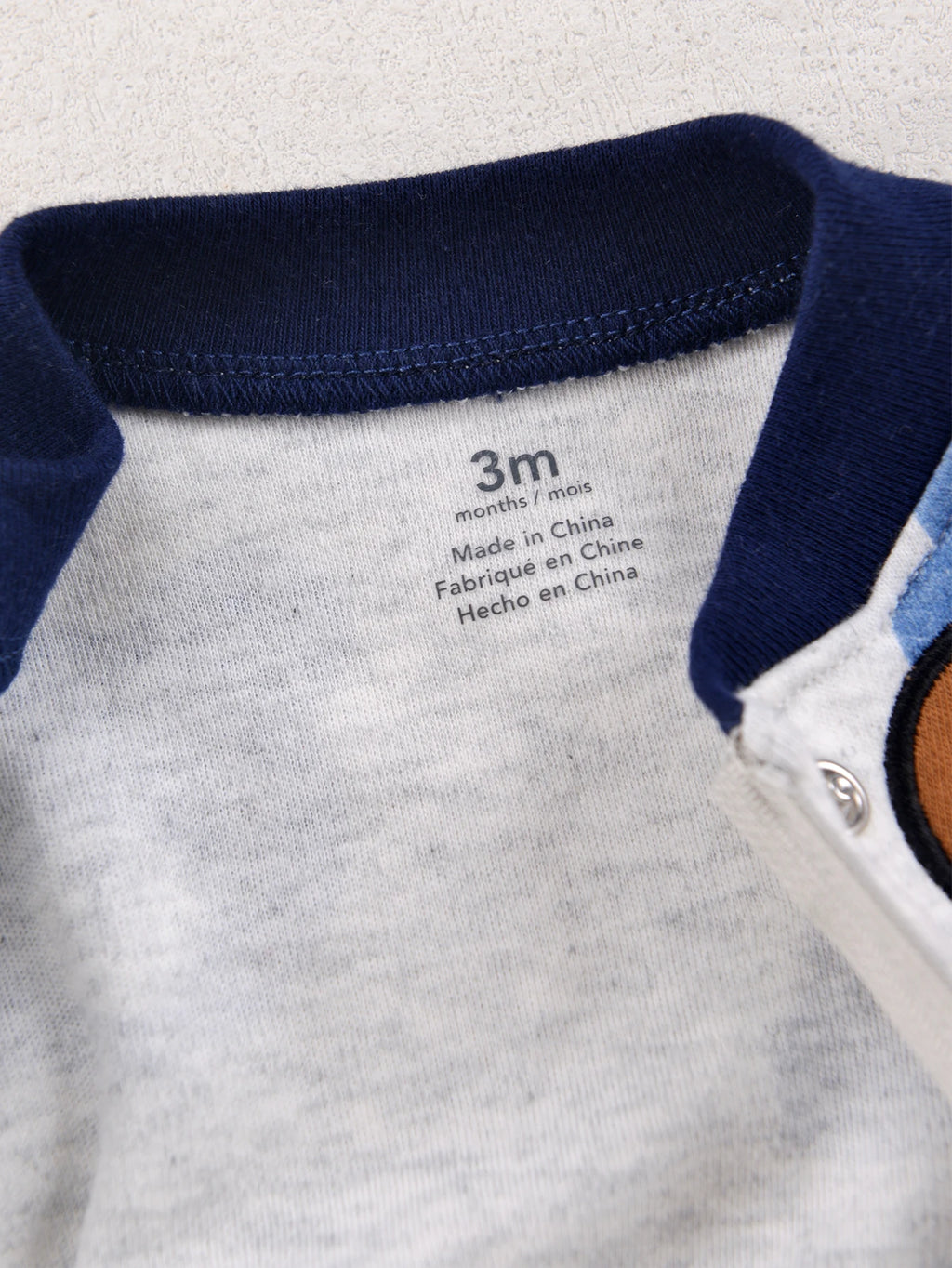 Macacão com Pé Bebê Menino Teddy Bear | Bordado Urso Azul Zíper Bloco de Cores 3–9 Meses